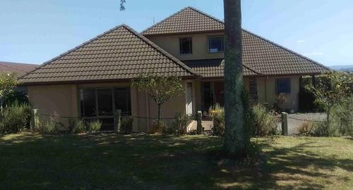 Front Yard Entrance to house showing a scruffy garden and over grown plants before using landscape imaging.