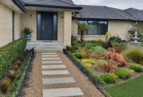 Front Entrance Create a warm and structured entrance using foliage colour and shape.